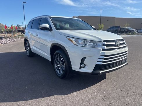Used 2017 Toyota Highlander XLE w/ Carpet Mat Package AWD/4WD image 3
