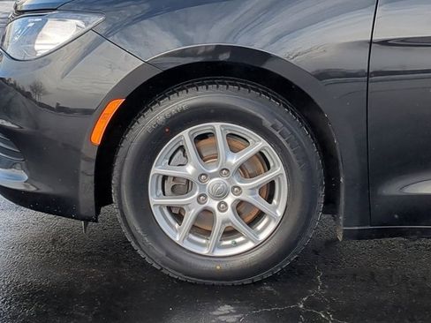 Used 2017 Chrysler Pacifica LX image 7