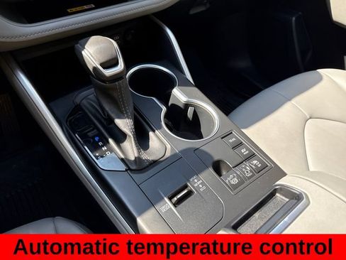 Used 2023 Toyota Highlander XLE AWD/4WD image 19