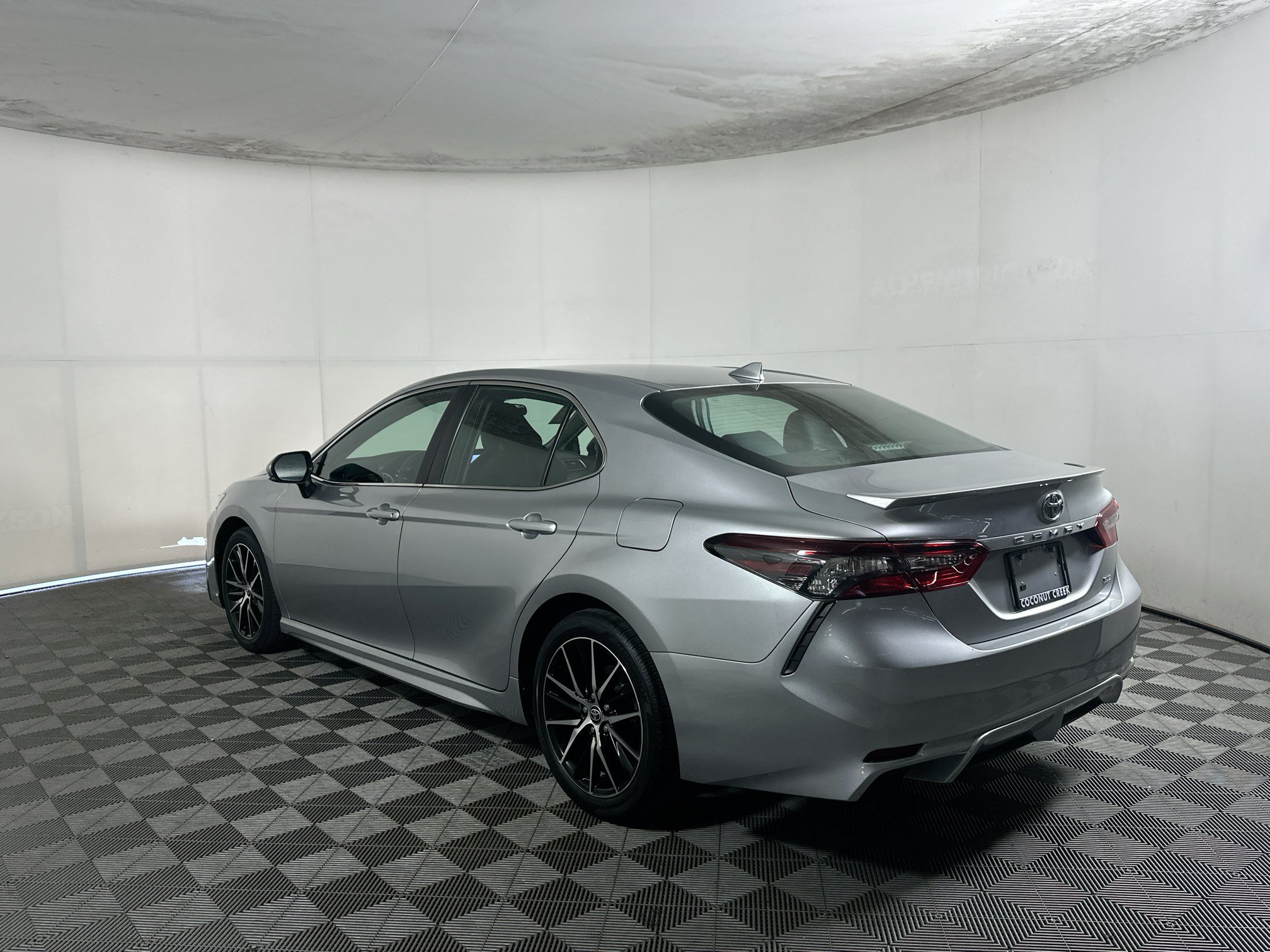Used 2024 Toyota Camry SE FWD image 5
