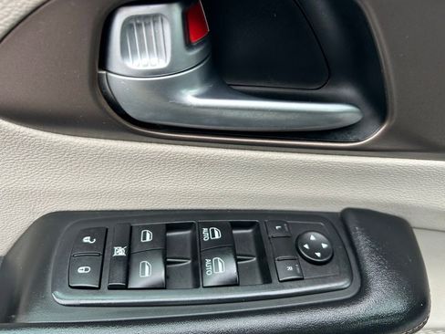 Used 2017 Chrysler Pacifica Touring-L image 15