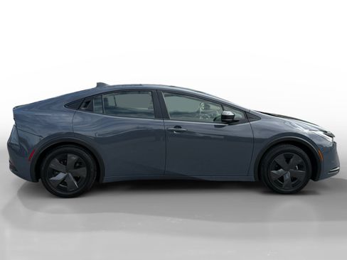 Used 2024 Toyota Prius LE FWD image 6