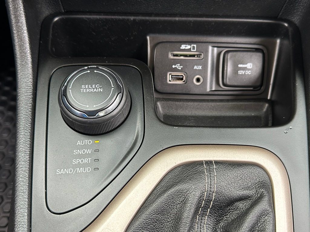 Used 2014 Jeep Cherokee Latitude w/ Cold Weather Group AWD/4WD image 23