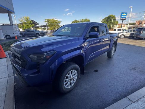 Used 2024 Toyota Tacoma SR5 AWD/4WD image 2