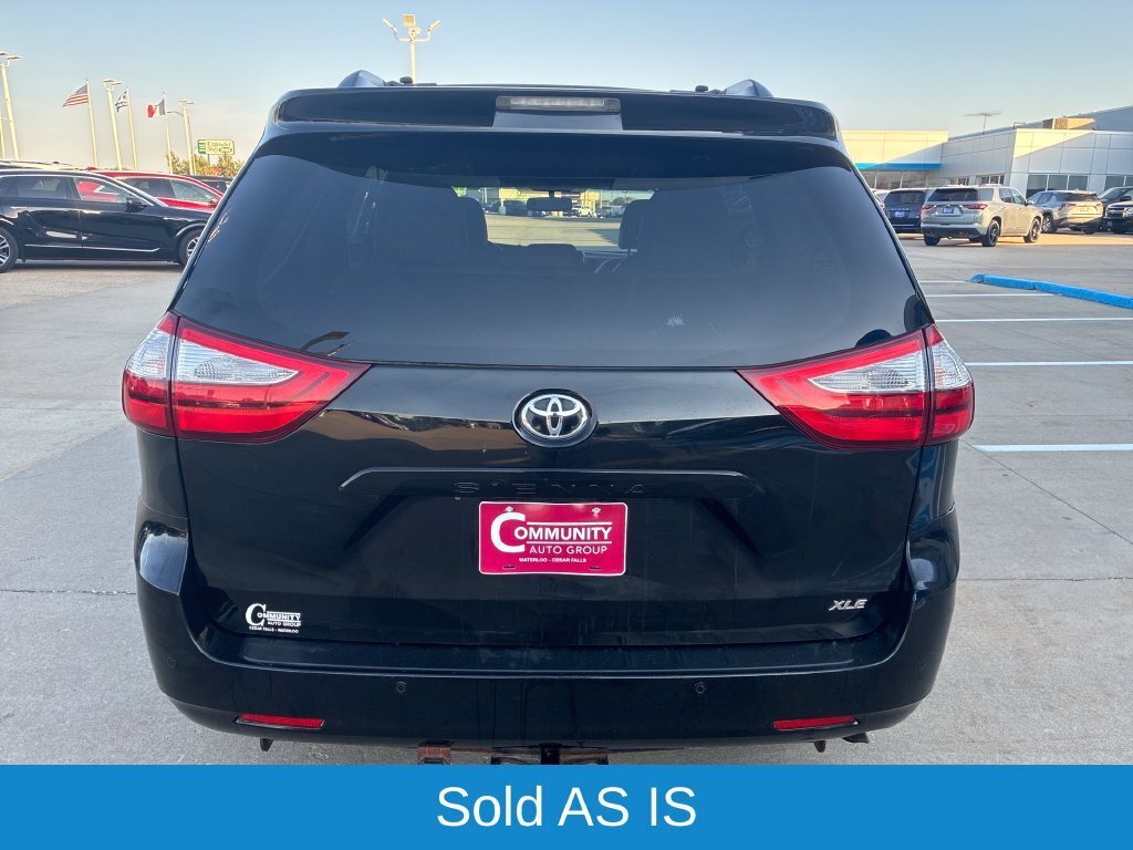 Used 2015 Toyota Sienna XLE w/ XLE Navigation Package FWD image 4