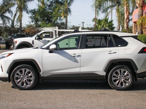 Used 2023 Toyota RAV4 XLE Premium image 5
