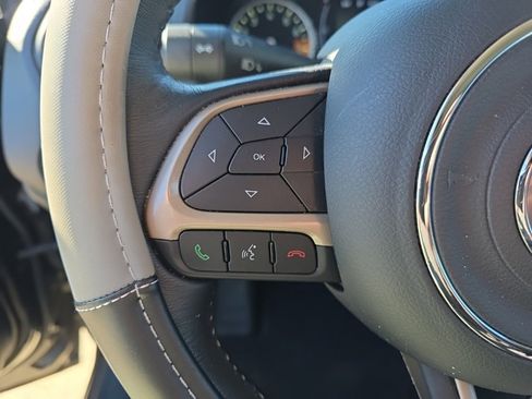 Used 2017 Jeep Renegade Latitude w/ Popular Equipment Group image 14