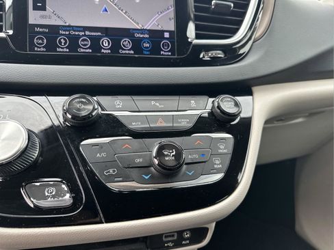 Used 2019 Chrysler Pacifica Touring-L Plus w/ Tire & Wheel Group image 23