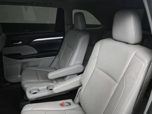 Used 2018 Toyota Highlander XLE AWD/4WD image 30