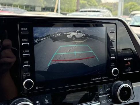 Used 2021 Toyota Highlander XLE AWD/4WD image 41