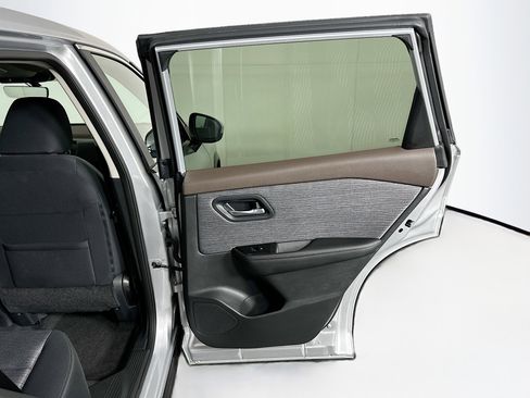 Used 2023 Nissan Rogue SV image 28