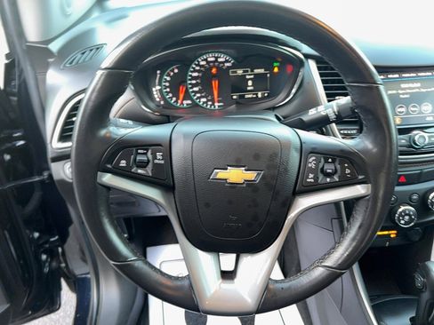 Used 2022 Chevrolet Trax LT w/ LT Convenience Package image 13