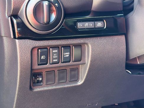 Used 2019 Nissan Titan SV w/ SV Convenience Package AWD/4WD image 10