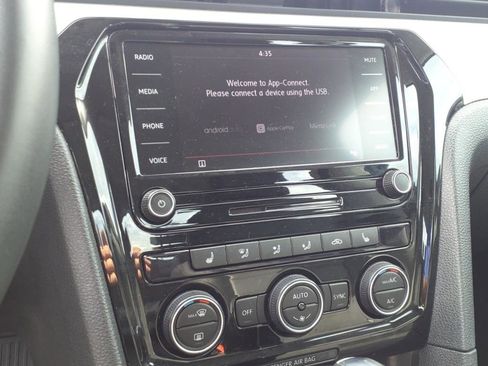 Used 2021 Volkswagen Passat 2.0T SE image 8