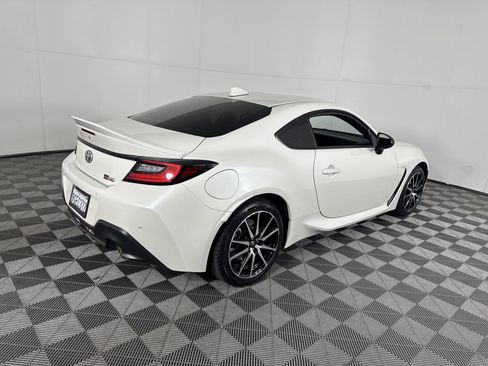 Used 2023 Toyota GR86 w/ ALL Weather Mat Package (TMS) RWD image 4