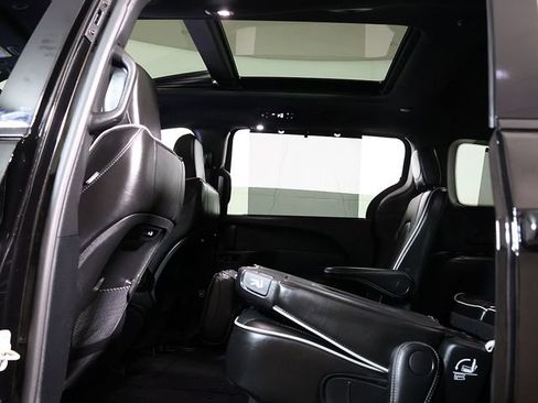 Used 2025 Chrysler Pacifica Limited FWD image 16