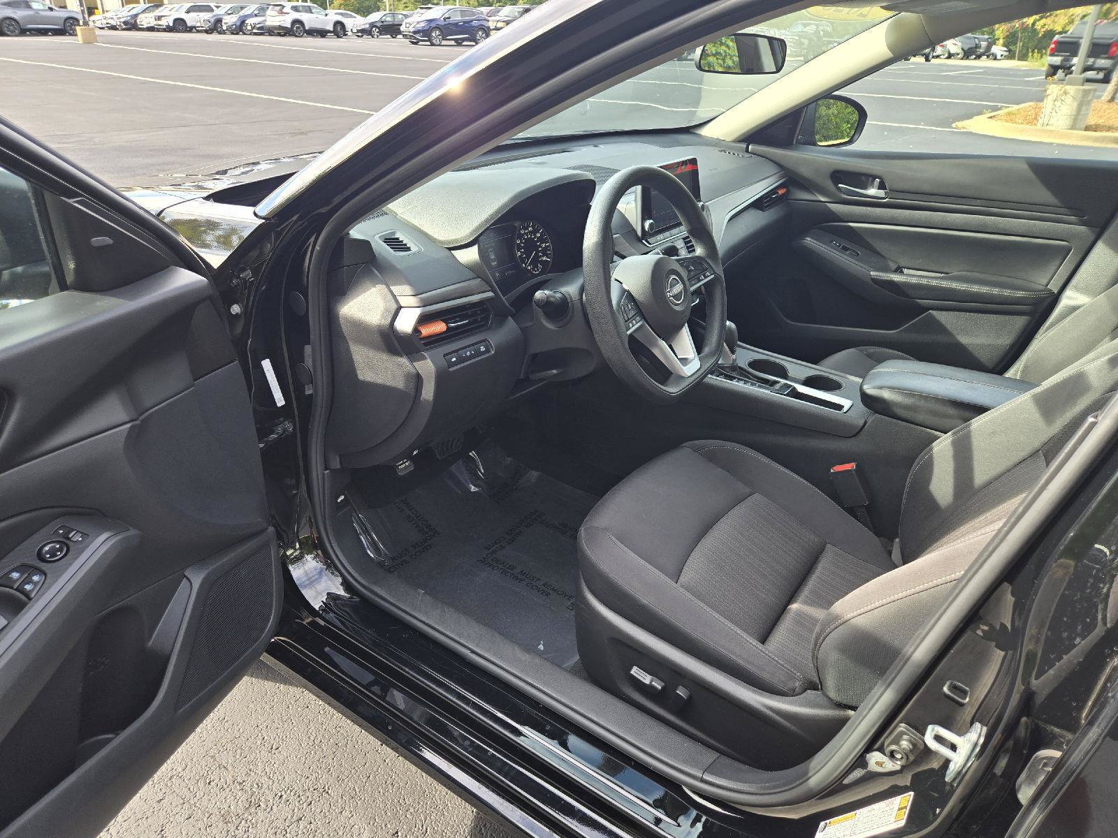Used 2025 Nissan Altima 2.5 SV FWD image 11