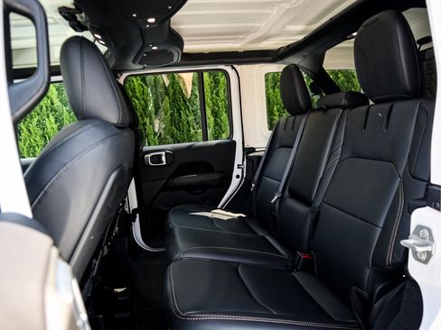 Used 2024 Jeep Wrangler Unlimited Sahara w/ Technology Group AWD/4WD image 30