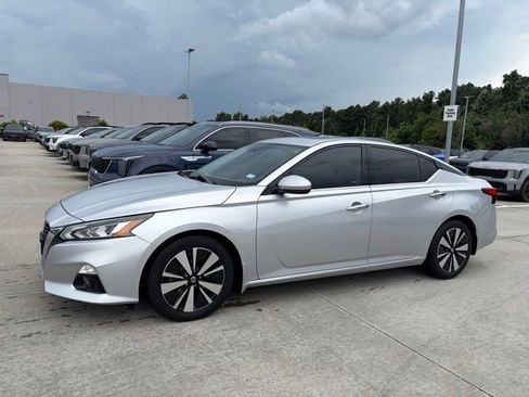 Used 2019 Nissan Altima 2.5 SV FWD image 1