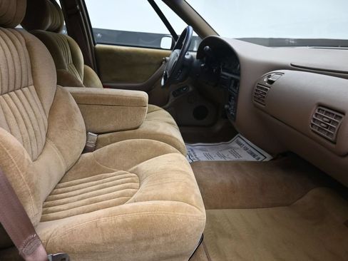 Used 1995 Pontiac Bonneville SE FWD image 9