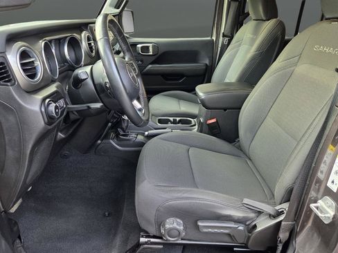 Used 2019 Jeep Wrangler Unlimited Sahara AWD/4WD image 9