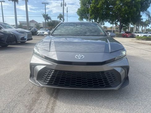 Used 2025 Toyota Camry SE FWD image 9
