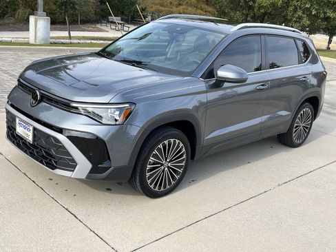 Certified 2025 Volkswagen Taos SE image 5