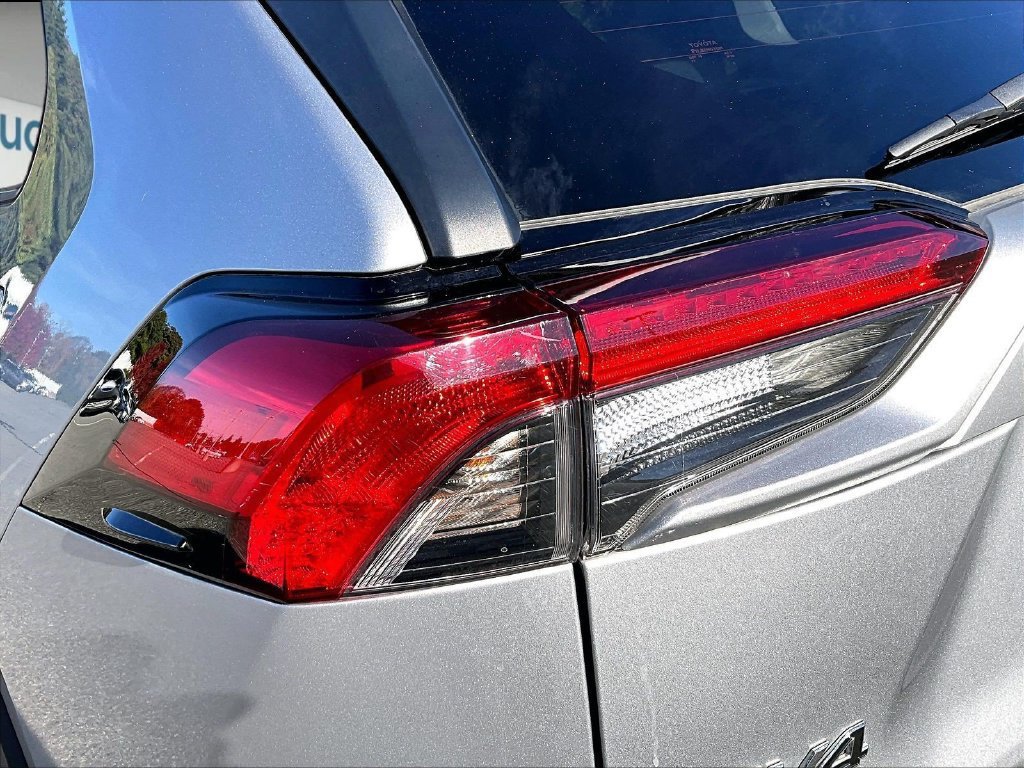 Used 2019 Toyota RAV4 LE w/ Carpet Mat Package AWD/4WD image 33