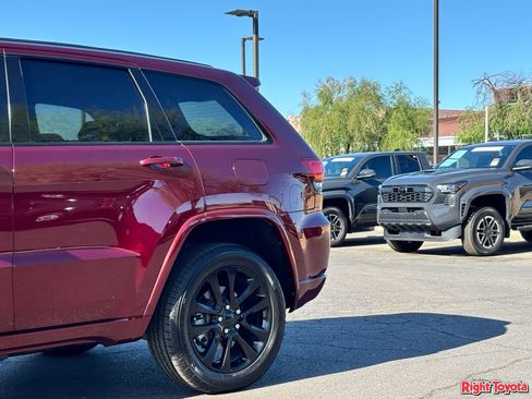 Used 2019 Jeep Grand Cherokee Altitude AWD/4WD image 9