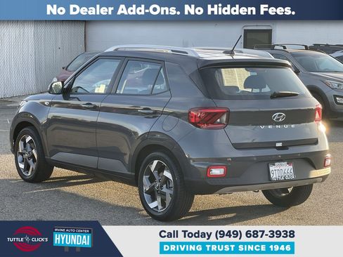 Certified 2025 Hyundai Venue SEL image 4