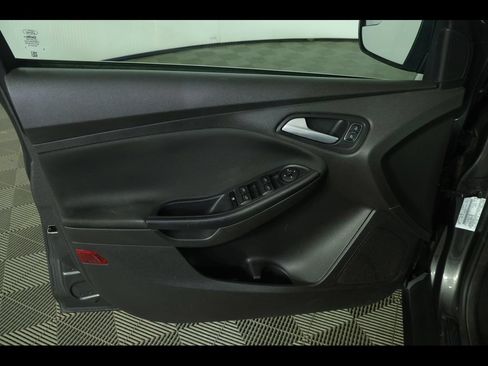 Used 2015 Ford Focus SE FWD image 14