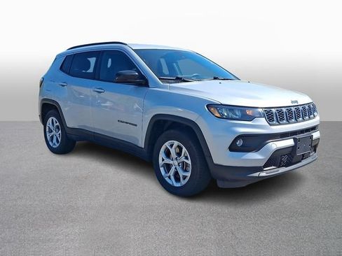 Used 2024 Jeep Compass Latitude AWD/4WD image 3