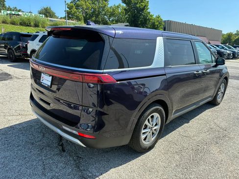 Used 2024 Kia Carnival LX FWD image 3