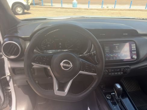 Used 2023 Nissan Kicks SR w/ SR Premium Package FWD image 11