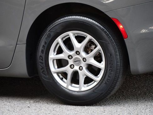 Used 2022 Chrysler Pacifica Touring-L image 12