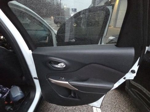 Used 2017 Jeep Cherokee Latitude w/ Comfort/Convenience Group image 23