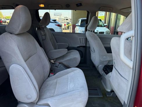 Used 2018 Toyota Sienna LE image 27