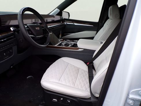 New 2026 Cadillac Escalade ESV Platinum Sport w/ LPO, ONYX Package image 7