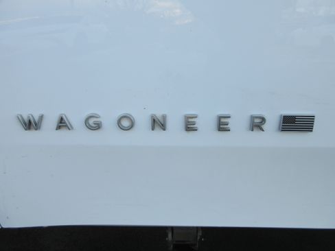 Used 2023 Jeep Wagoneer L Series III w/ Premium Group I image 3