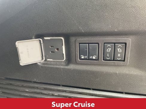 Used 2024 GMC Yukon XL Denali image 17