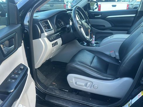 Used 2018 Toyota Highlander XLE AWD/4WD image 7