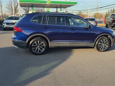 Used 2021 Volkswagen Tiguan SE w/ Panoramic Sunroof Package image 9