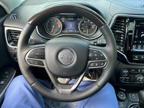 Used 2019 Jeep Cherokee Overland w/ Technology Group AWD/4WD image 15