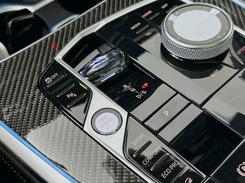 Used 2025 BMW X7 M60i image 21