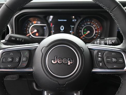 Used 2025 Jeep Wrangler Sahara image 19