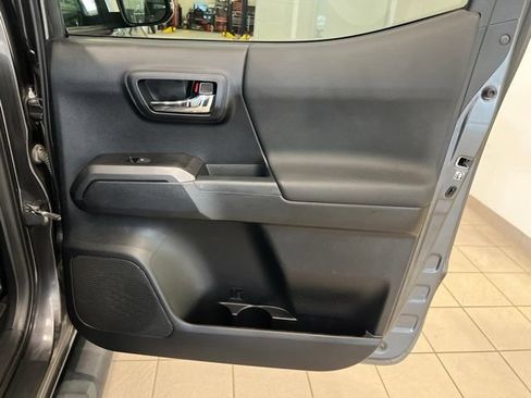 Used 2018 Toyota Tacoma TRD Off-Road w/ Technology Package AWD/4WD image 19