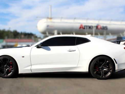 Used 2018 Chevrolet Camaro SS RWD image 5