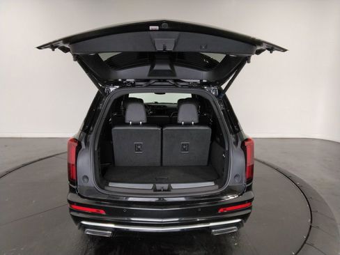 Used 2022 Cadillac XT6 Premium Luxury image 9