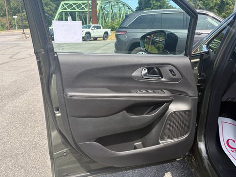 New 2027 Chrysler Pacifica Select FWD image 17