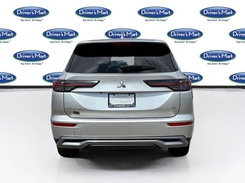 Used 2025 Mitsubishi Outlander SE image 6